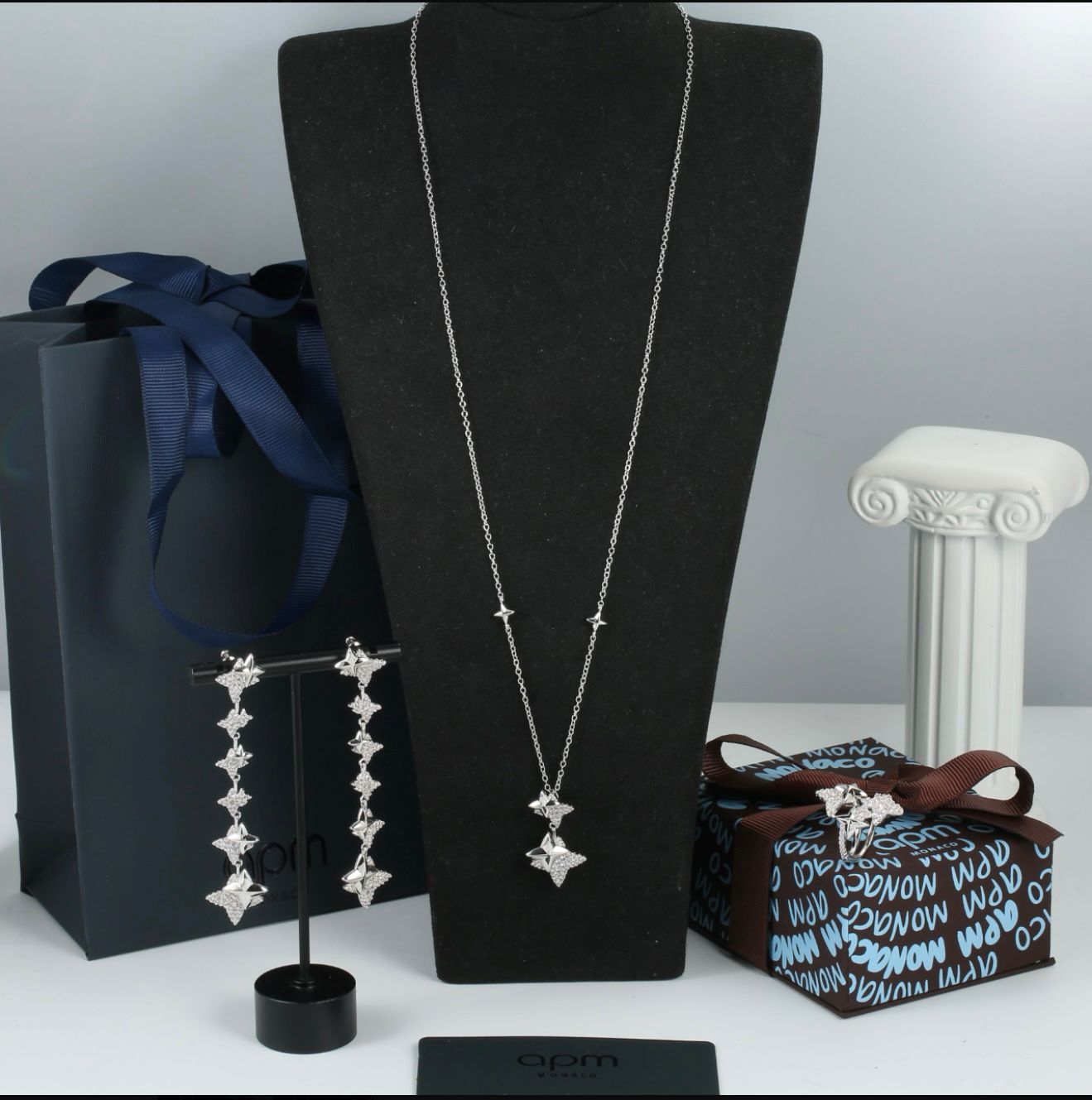 APM NECKLACE, EARRINGS & FINGER RING