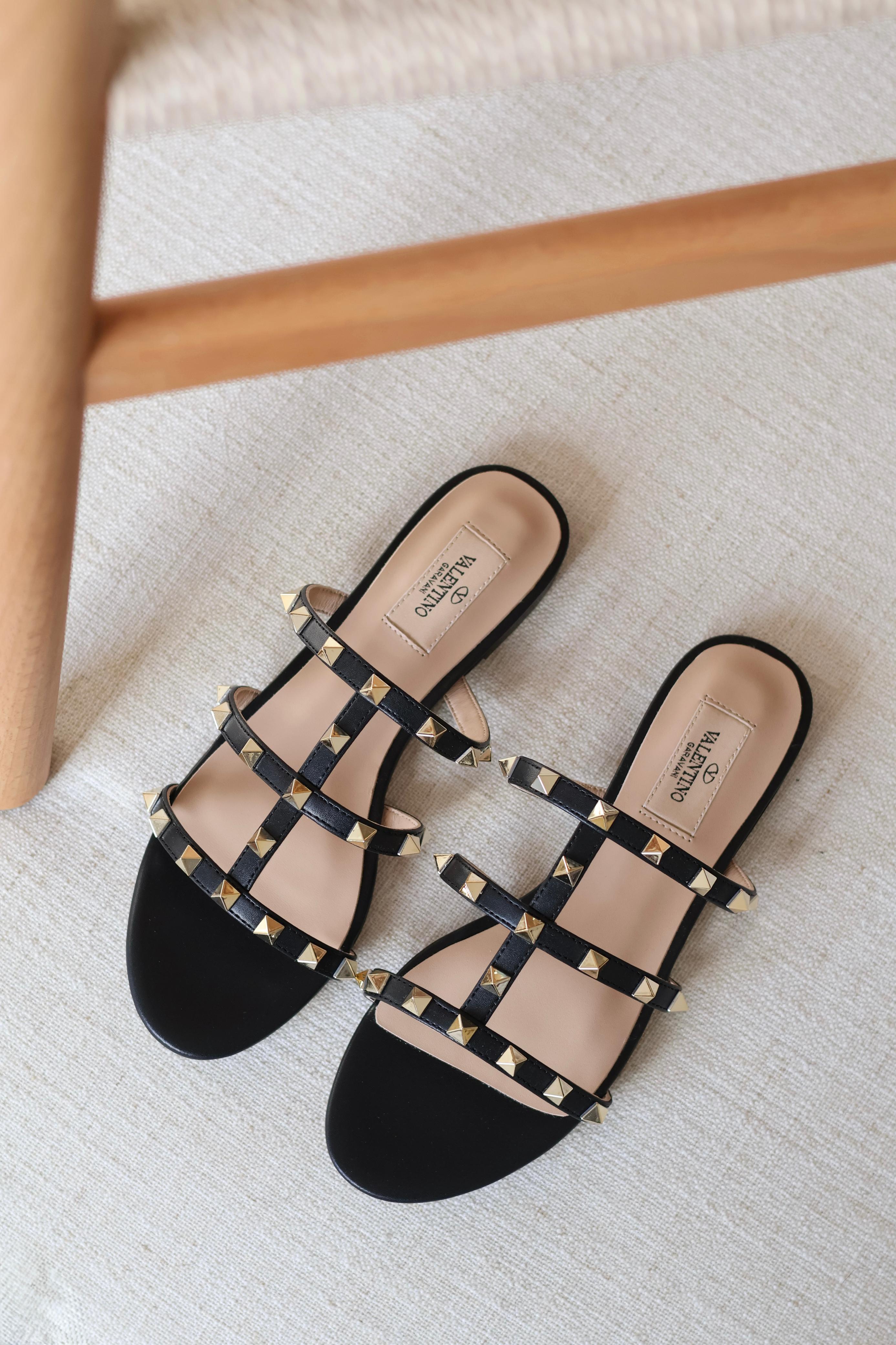 VALENTINO ROCKSTUD FLAT CALFSKIN SANDAL