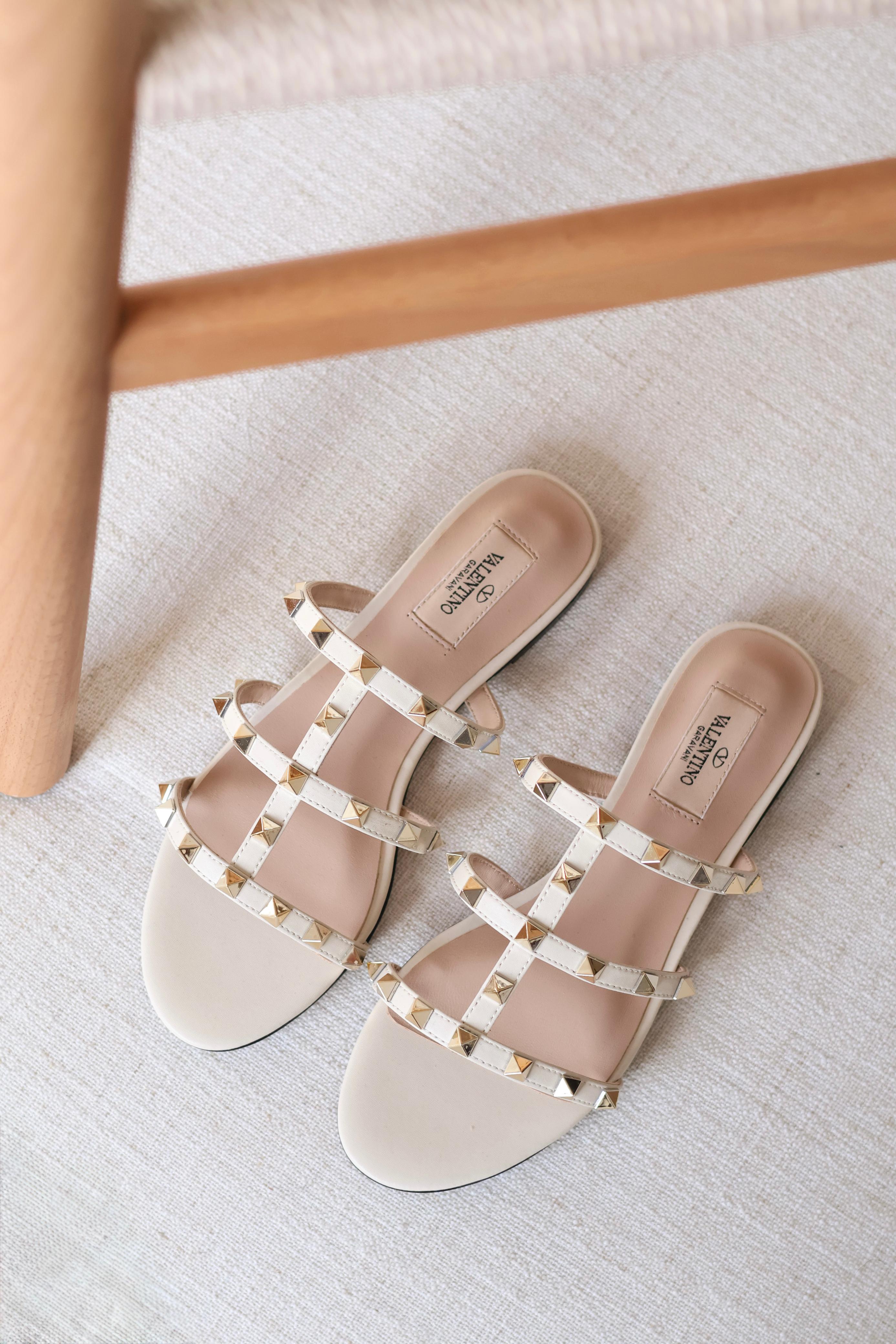 VALENTINO ROCKSTUD FLAT CALFSKIN SANDAL