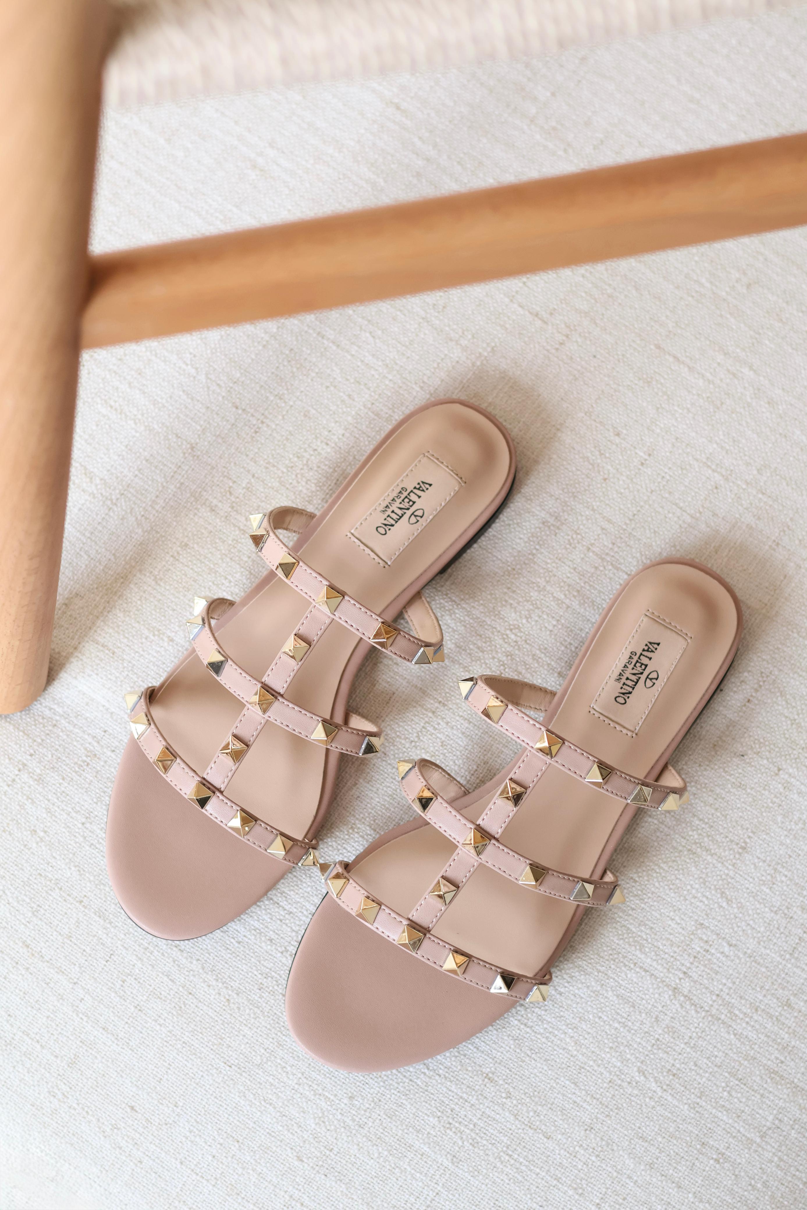 VALENTINO ROCKSTUD FLAT CALFSKIN SANDAL